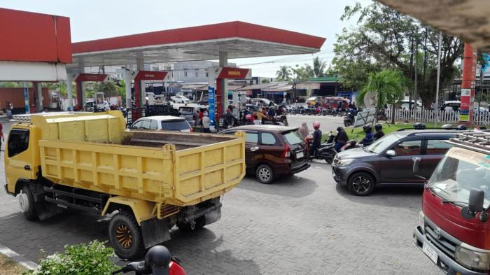 SPBU DI LUTRA - Antrean pembelian BBM di SPBU Kappuna 1