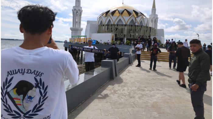 SUPORTER PERSIB - Suasana suporter Persib Bandung atau Bobotoh saat berkumpul di Masjid Terapung Parepare, Minggu (17/2026). Sebanyak 410 Bobotoh tiba di Parepare.