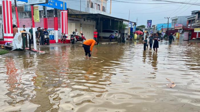 Sejam Hujan, Poros Paccerakkang Makassar Tergenang Setinggi Lutut