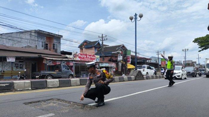 Pengendara Keluhkan Jalan Trans Sulawesi di Maros Berlubang