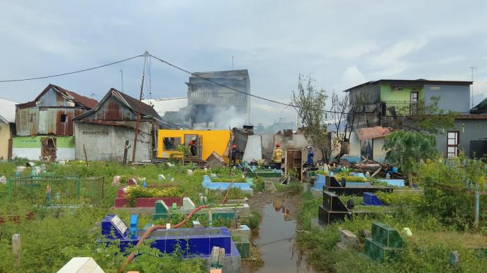 BENTROK WARGA - Sejumlah rumah terbakar akibat tawuran kelompok warga di areal Pekuburan Beroangin, Jl Pannampu, Kecamatan Tallo, Kota Makassar, Selasa (18/11/2025) siang