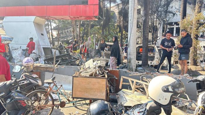 Warga Jarah Besi Sisa Kebakaran di DPRD Makassar, TNI Berjaga Perketat Penjagaan