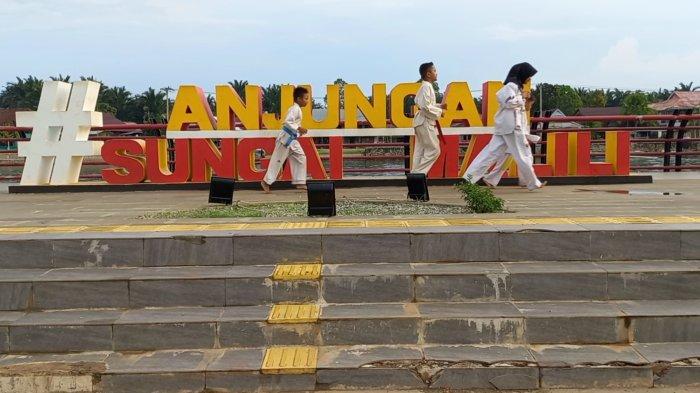 Asiknya Anjungan Sungai Malili Luwu Timur, Tempat Santai di Sore Hari