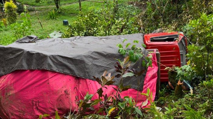 Truk Pengangkut Bawang dan Tomat Terbalik di Kilometer 21 Battang Barat Palopo