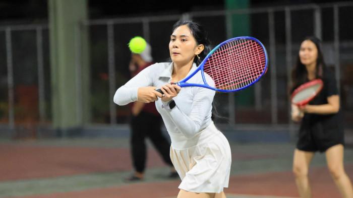 TTE MINI COMPETITION - Member Tennis Tennis Enak (TTE) bermain tenis di Lapangan Tennis Hasanuddin, Makassar, beberapa hari lalu.  Setelah sukses menggebrak lewat TTE Mini Competition vol.1 Januari lalu., kini TTE kembali mengadakan TTE Mini Competition vol.2 dengan total 26 tim yang bakal siap unjuk gigi. Dua kategori yang dipertandingkan yaitu Woman Double dan Mix Double khusus level Beginner.