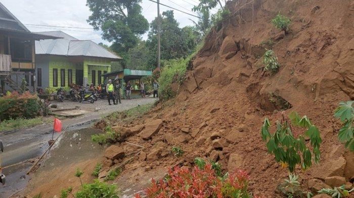 Tiga Rumah Warga Terdampak Longsor di Jalan Poros Enrekang-Tana Toraja
