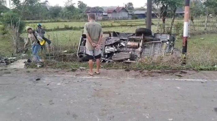 Mobil Pick Up Angkut 20 Mahasiswa Makassar Terguling di Bantimurung Maros, 1 Tewas