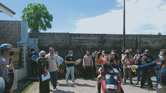 M Asri dan Sahabuddin Peragakan Lempar Telur di Depan Rumah Najamuddin Sewang