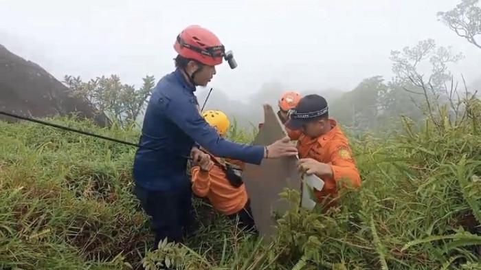 PESAWAT HILANG - Tim SAR gabungan menemukan puing-puing pesawat di kawasan kaki Gunung Bulusaraung, Kabupaten Pangkep, Minggu (18/1/2026). Proses pencarian diwarnai kabut tebal dan medan pegunungan yang terjal.