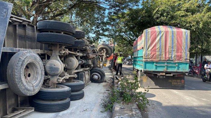 Truk Pengangkut Semen Terbalik, Jalan Poros Maros - Makassar Macet Sejak Pukul 05.30 Wita