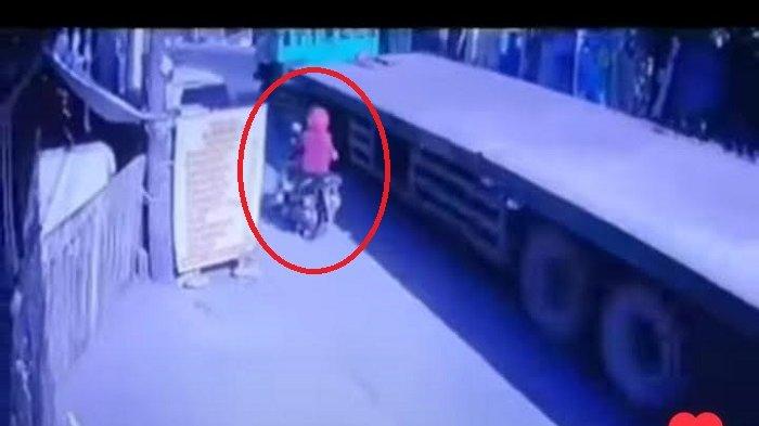 Viral Rekaman CCTV Detik-detik Pemotor Perempuan Terlindas Truk Kontainer di Makassar