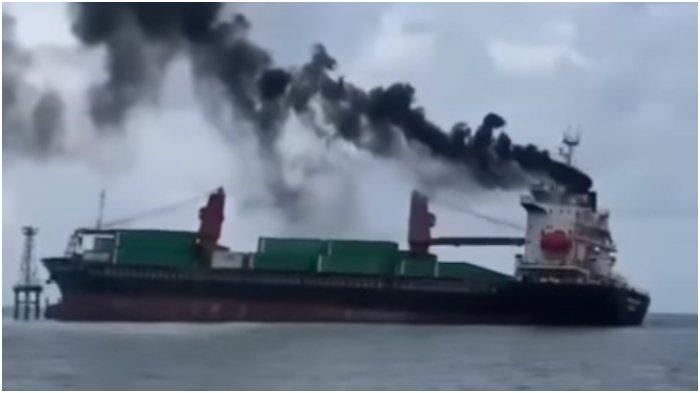 VIRAL Kapal Pengangkut Kontainer Tabrak Terumbu Karang di Pulau Samalona Makassar