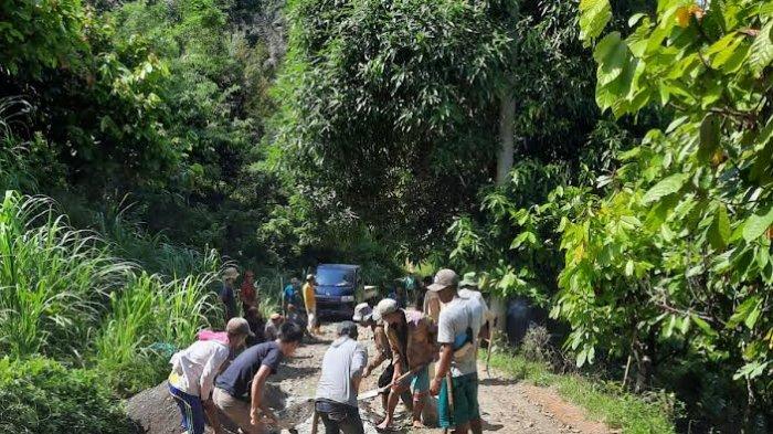 Dicuekin Pemerintah, Warga Turungan Baji Sinjai Lakukan Penggalangan Dana Perbaiki Jalan Rusak