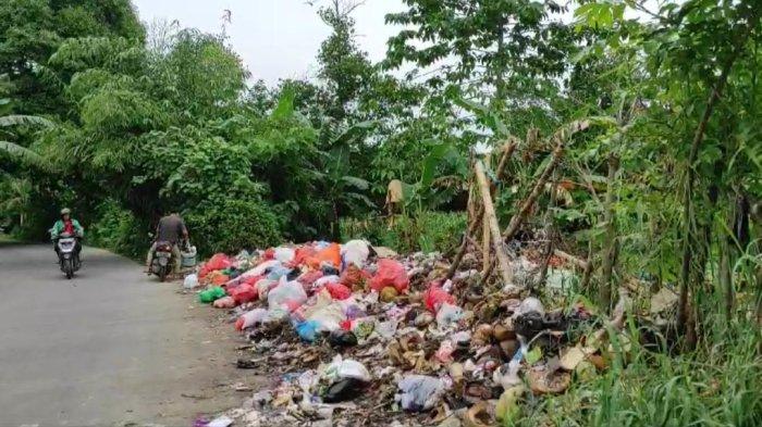Warga kembali mengeluhkan banyaknya tumpukan sampah berserakan di Jl Parawisata Macanda, Kelurahan Tamarunang, Kecamatan Somba Opu, Kabupaten Gowa, Sulawesi Selatan (Sulsel), Kamis (4/4/2024)
