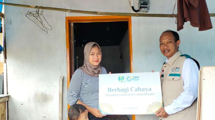 YBM PLN UIP Sulawesi Nyalakan Harapan Bagi 21 Keluarga Kurang Mampu di Sulsel