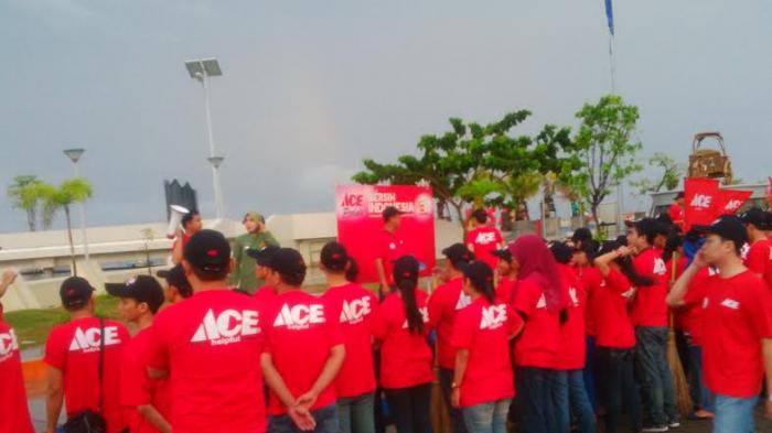 BREAKING NEWS: Karyawan Ace Hardware Bersihkan Anjungan Pantai Losari