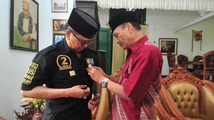 Datu Luwu Sematkan Lencana Kerajaan ke Agus AN, Ini Maknanya