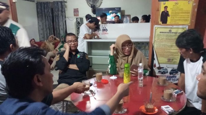 Singgah di Cabbenge, Agus AN Ngopi Bareng Relawan di Warkop