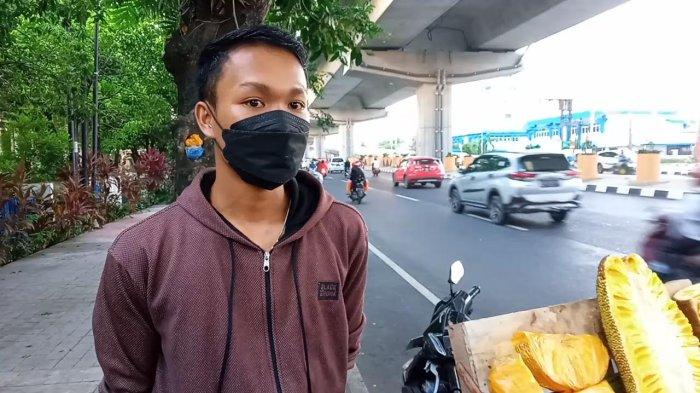 Bakti Pemuda Asal Gowa, Bantu Bapak Jual Nangka di Pettarani Makassar