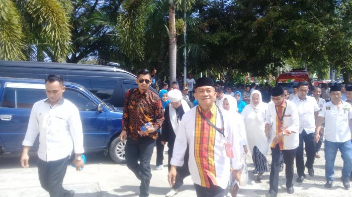 Menuju Lokasi Debat, AIM-beNAR Dikawal Ribuan Pendukung