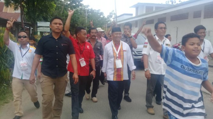 Usai Debat, AIM-beNAR Jalan Kaki Menuju Posko Pemenangannya