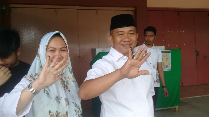 Bareng Istri dan Anak, AIM Salurkan Hak Pilihnya di TPS 004 Pekkabata