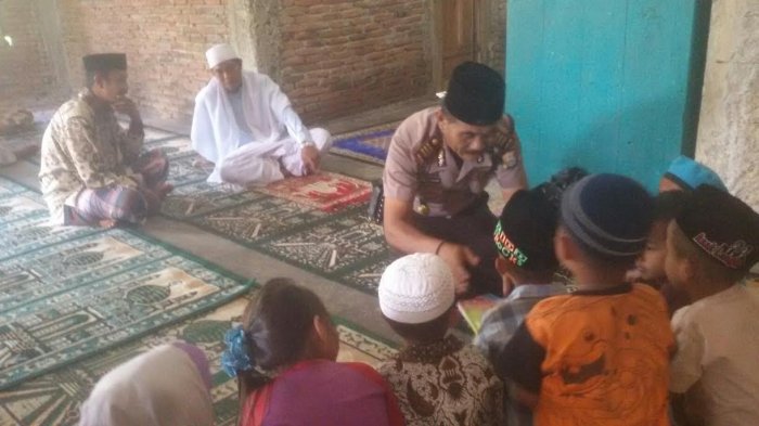 Kapolsek Sinjai Selatan Bagi-bagi Buku Tulis ke Pelajar