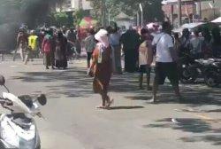 Ribuan Warga Luwu Utara yang Blokde Jalan Trans Sulawesi di Baebunta, Bentrok dengan Polisi