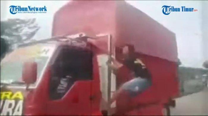 Aksi Pria Menegangkan, Keluar dari Jendela Mobil yang Berjalan Sambil Bergoyang