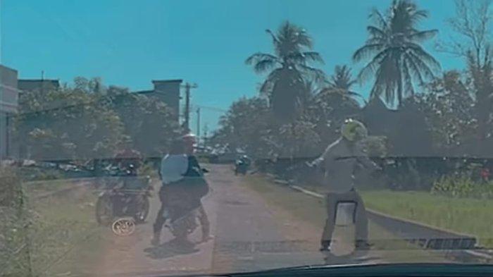 Wanita Guling-guling Gegara Ponselnya Dilempar ke Jalanan, Inilah Masalahnya