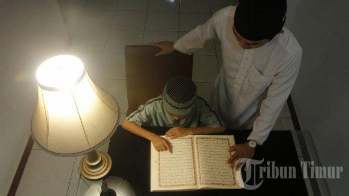 FOTO: Ibadah di Rumah Akibat Pandemi Covid-19 - al-munawar-10-membacasa.jpg