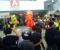 Imlek, Ada Atraksi Barongsai di Alfamidi Hertasning Makassar