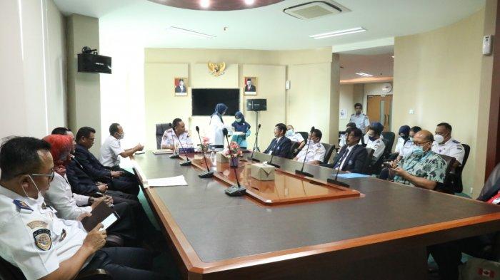 Aliansi Mahasiswa dan Masyarakat Anti Mafia Tanah Unjuk Rasa di BPN Makassar