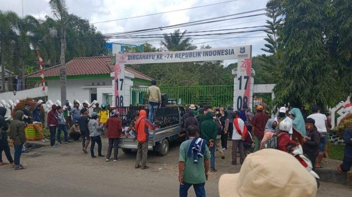 Tolak Tambang Galian C, Masyarakat Desa Pundilemo Enrekang Geruduk Kantor Bupati