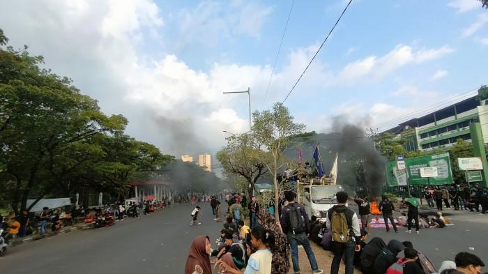 Suasana Unjuk rasa peringatan 30 tahun Amarah di depan kampus UMI Jl Urip Sumoharjo, Kecamatan Panakkukang, Makassar, Sulawesi Selatan, Jumat (24/4/2026). 