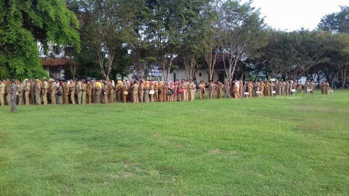 PNS Pemkab Luwu Antre Salaman dengan Amru Saher - amru-dan-pns_20160711_123706.jpg