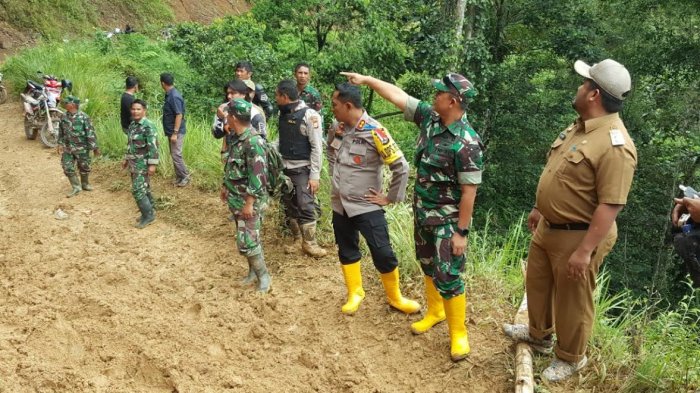 Bupati Luwu Bawa Tentara dan Polisi Lihat Lokasi Longsor di Latimojong