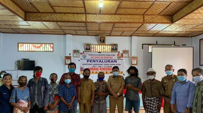 Hadiri Penyerahan Bantuan Beras di Rindingkila, Pjs Toraja Utara Ingatkan Protokol Kesehatan