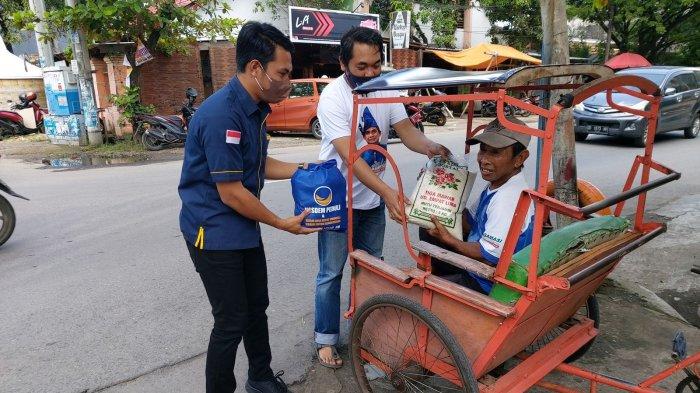 Rudianto Lallo Bagi-bagi Sembako di Utara Kota Makassar