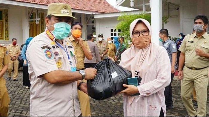 Pemkab Bone Bagikan 1.300 Pake Sembako ke Masyarakat Terdampak Covid-19
