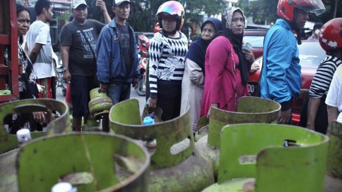 FOTO: Warga Makassar Antre Beli Gas 3 Kg - ant1f_20171113_212706.jpg