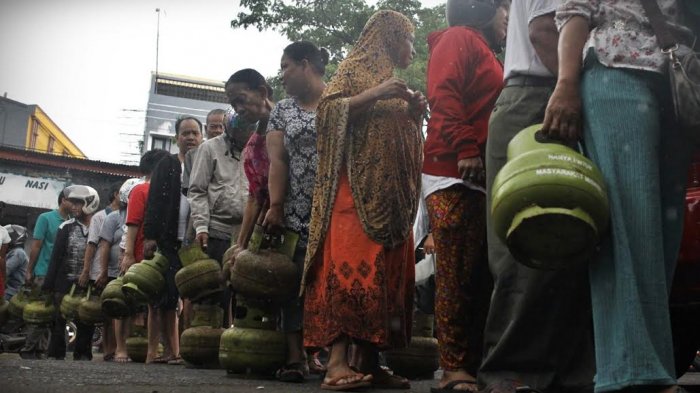 FOTO: Warga Makassar Antre Beli Gas 3 Kg - ant2f_20171113_212732.jpg