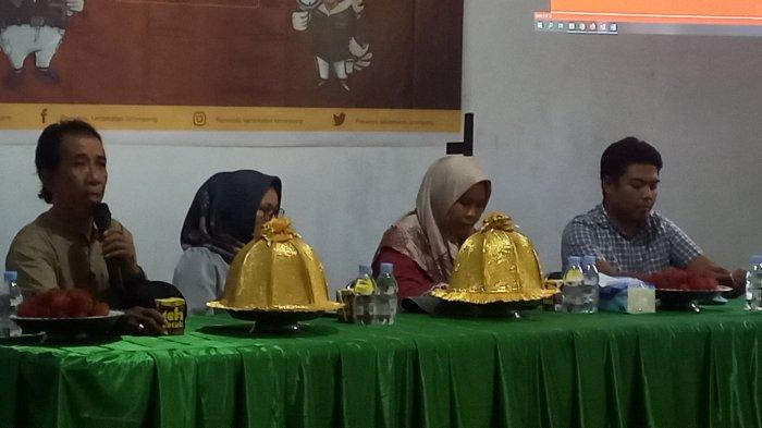 65 Pengawas TPS Larompong Luwu Belajar Aplikasi Sistem Pengawasan Pemilu