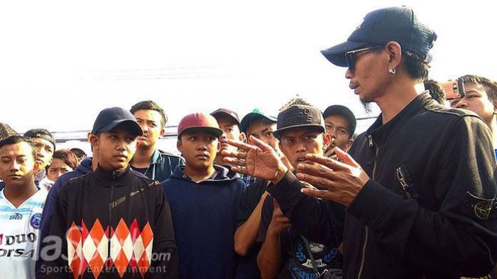 Dirigen Aremania Yuli Sumpil Dilarang Masuk Stadion Seumur Hidup, Begini Aksinya Sehingga Disanksi