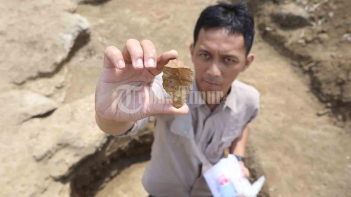 ARTEFAK BATU - Tim peneliti memperlihatkan satu dari tujuh artefak batu yang ditemukan di situs Calio, Kelurahan Ujung, Kecamatan Lilirilau, Kabupaten Soppeng, Sulsel, Kamis (7/8/2025). Artefak batu ini diyakini digunakan manusia purba sekira 1,1 hingga 1,5 juta tahun lalu di kawasan Lembah Walannae.  Penemuan ini membantahkan teori lama yang menyebutkan manusia purba menemukan jalan buntu di Pulau Jawa karena dianggap tidak mampu menyeberangi palung laut yang mengelilingi kawasan Wallacea termasuk Pulau Sulawesi. 