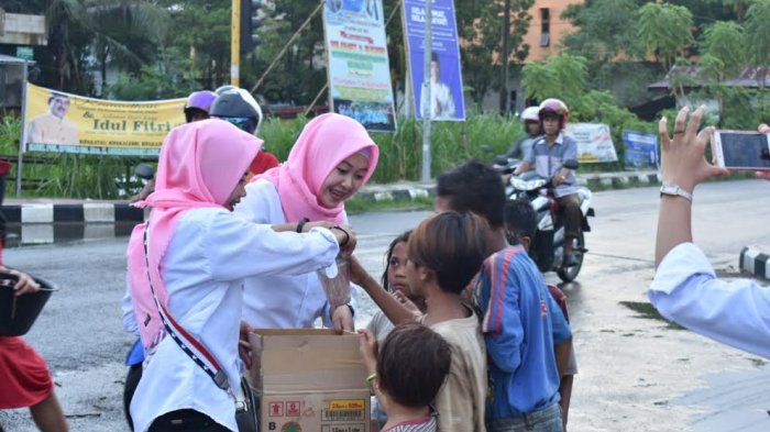 Sisir Kota Sinjai, Tim Sabirin-Mahyanto Bagi-bagi Sembako di Panti Asuhan