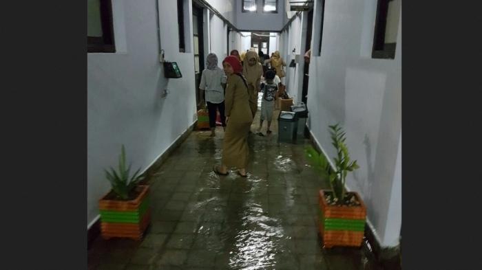 Drainase di Balaikota Makassar Lama Tak Terurus
