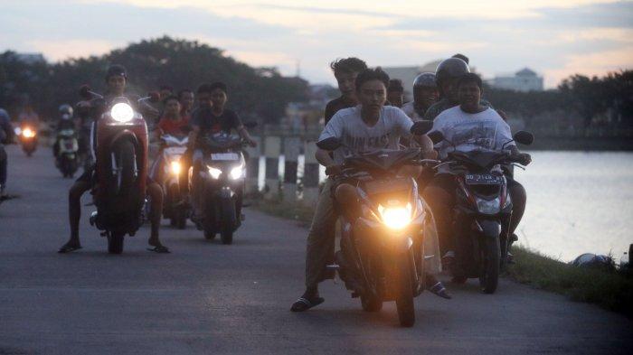 FOTO: Aksi Balapan Liar di Pinggiran Waduk Pampang Bikin Resah - balapan-liar-dan-ugal-ugalan-di-jl-waduk-tunghu-pampang-makassar-2.jpg