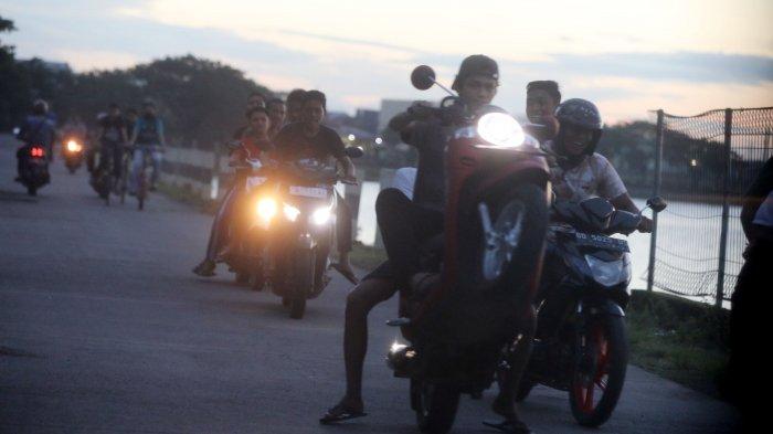 FOTO: Aksi Balapan Liar di Pinggiran Waduk Pampang Bikin Resah - balapan-liar-dan-ugal-ugalan-di-jl-waduk-tunghu-pampang-makassar-3.jpg