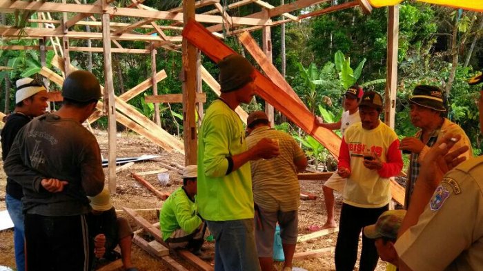 Patut Dicontoh! Warga Desa Bambapuang Gotong Royong Bangun Rumah Buat Warga Kurang Mampu